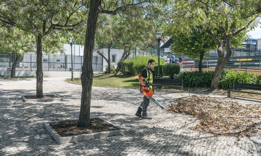 ¿Harto de la hojarasca? ¡Descubre las sopladoras Husqvarna!
